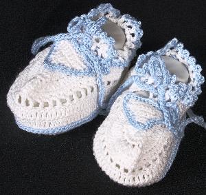 WHITE COTTON BOOTIE WITH BLUE TRIM.  