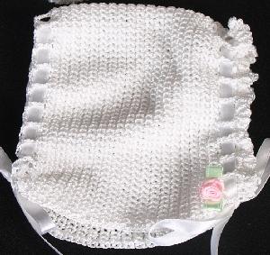 WHITE RAYON HAT WITH TINY PINK ROSEBUD.